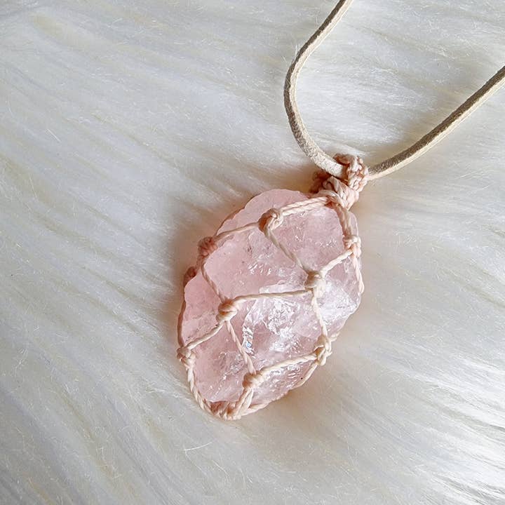 Purenami -Opals and Dreams - Vendita all'ingrosso Collana con ciondolo/pendaglio - Collana macramè di quarzo rosa grezzo