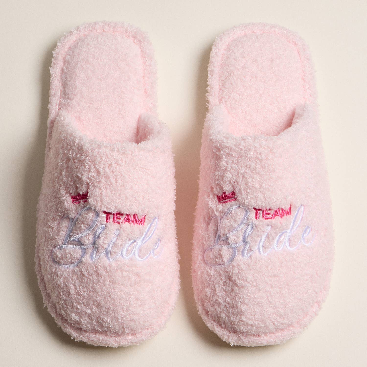 Lilla Haven - Vendita all'ingrosso Pantofole - Donna - Pantofole Fuzzy Team Bride con Ricamo a Corona per Regalo di Natale1