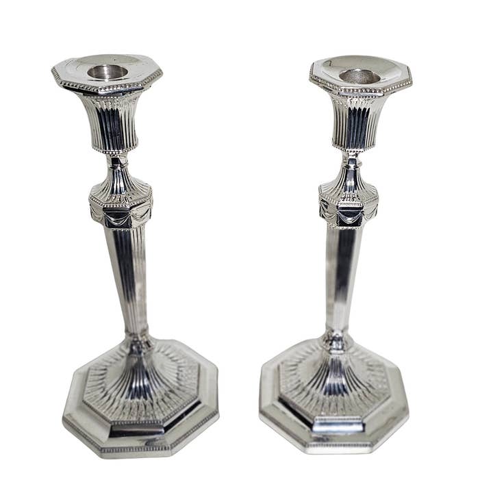 Par de candelabros con borde de cuentas octagonales de 29,2 cm de altura en plata inglesa, c.1860. SKU:ANT4041 para venta al por mayor de Corbell Silver