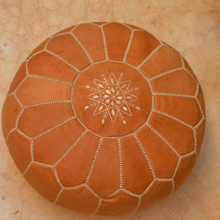 woolsouk ( We handle U.S. import procedures for you ) – Pufe por atacado – Pufe de couro - Pufe redondo não recheado - caramelo4