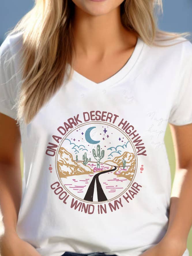 Op Een Donkere Woestijnsnelweg Unisex V-Hals T-shirt voor wholesale door Top Avenue