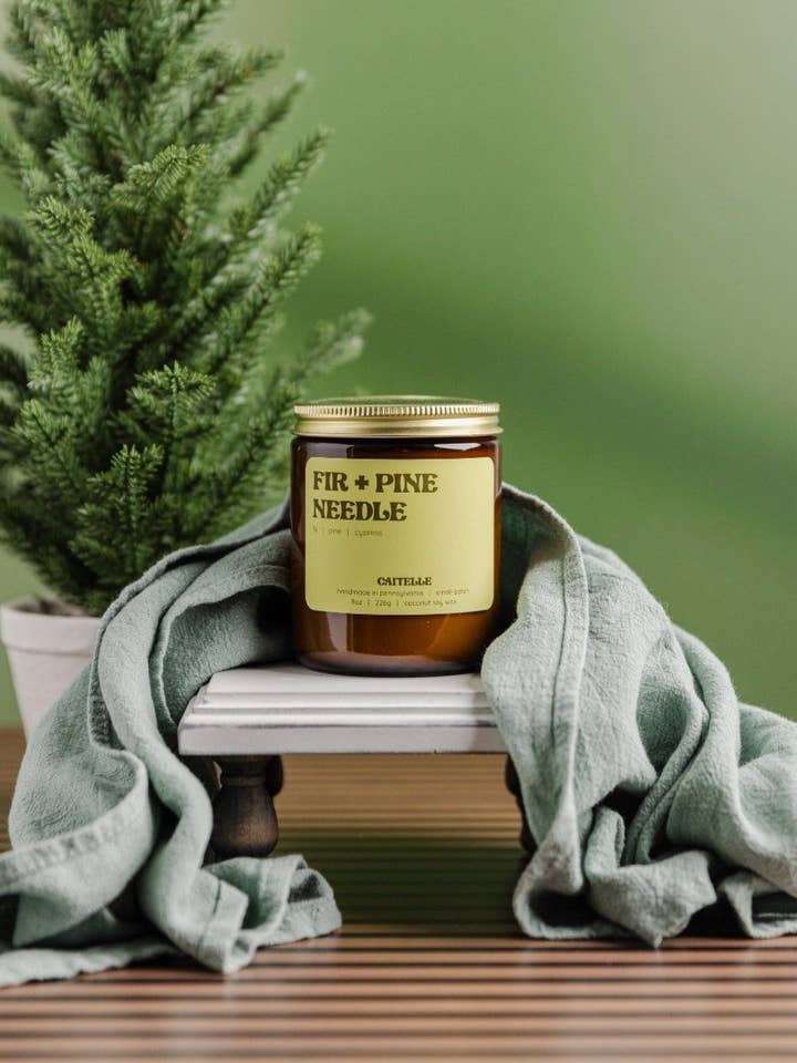 Handgemaakte kaars van kokos-sojawas met sparren- en dennennaalden voor wholesale door Caitelle