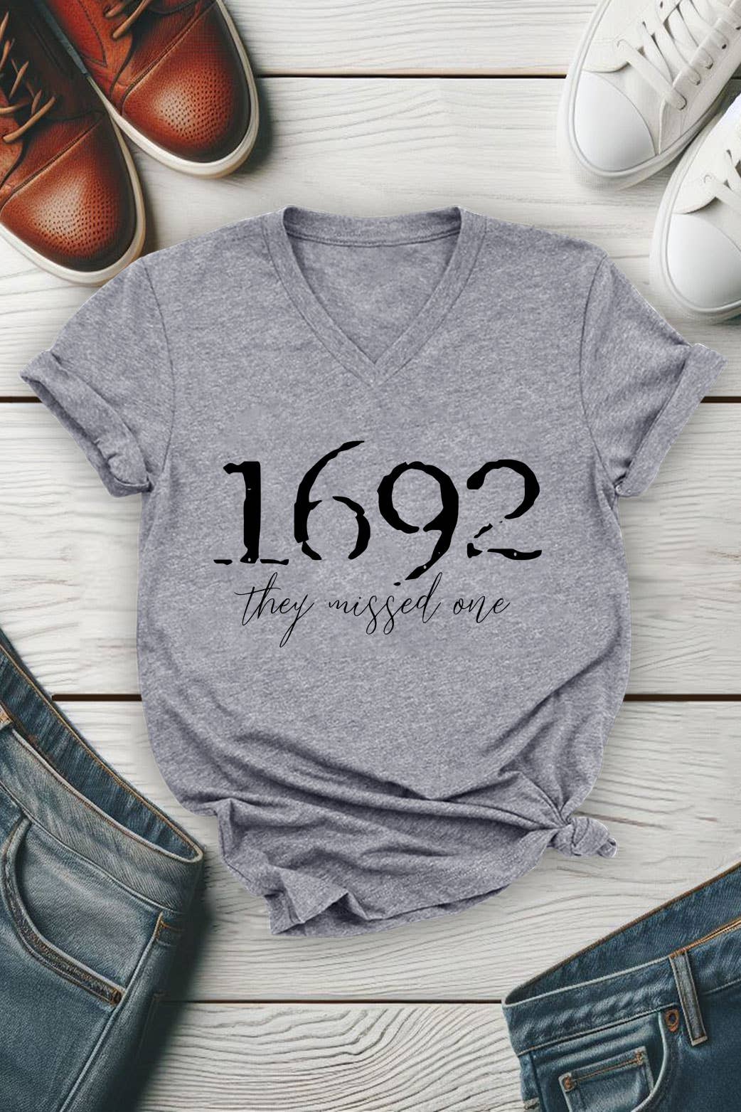 Top Avenue – Großhandel T-Shirt (Grafikdruck) – Unisex – 1692 They Missed One, Halloween, Unisex-T-Shirt mit V-Ausschnitt7