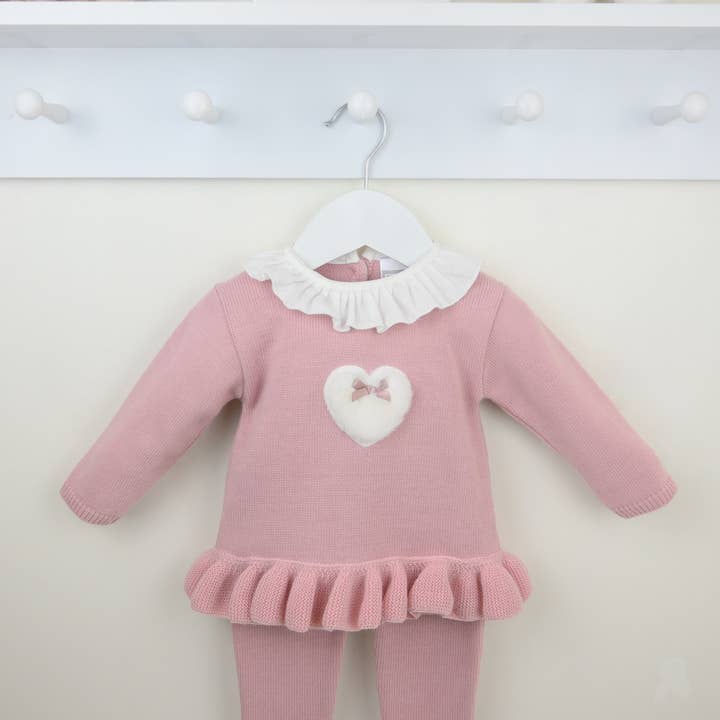 Fato de calças Cecily rosa e outras tendências em Compre apliques para laços B2B. Devoluções gratuitas e condições de pagamento a 60 dias na Faire na Faire.