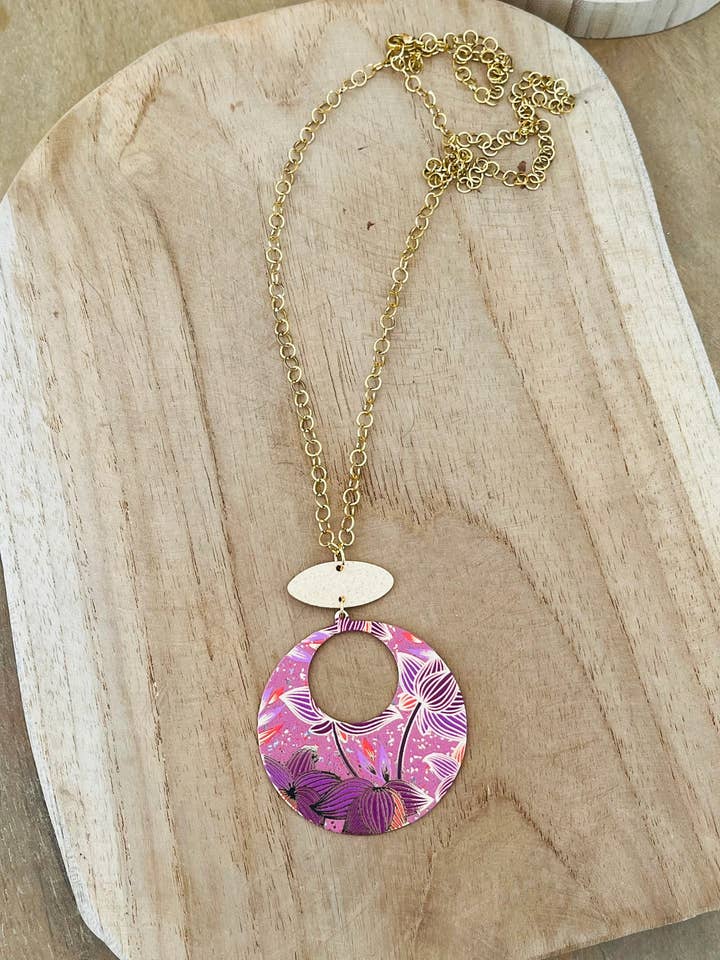 Collar largo ELIANE - acero dorado y estampado floral para venta al por mayor de Innaya