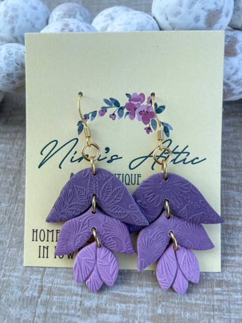 Nyanser av lila tulpan Drop lera örhängen för wholesale av Nina’s Attic