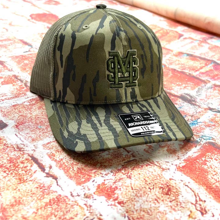 Bottomland Camo MSU Baseball Logo Puff Bottomland voor groothandel op Faire
