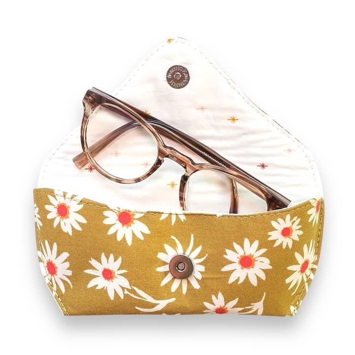 Étui à lunettes en tissu doux Flower Glory, pochette à lunettes pour la vente par Ingrid Allen