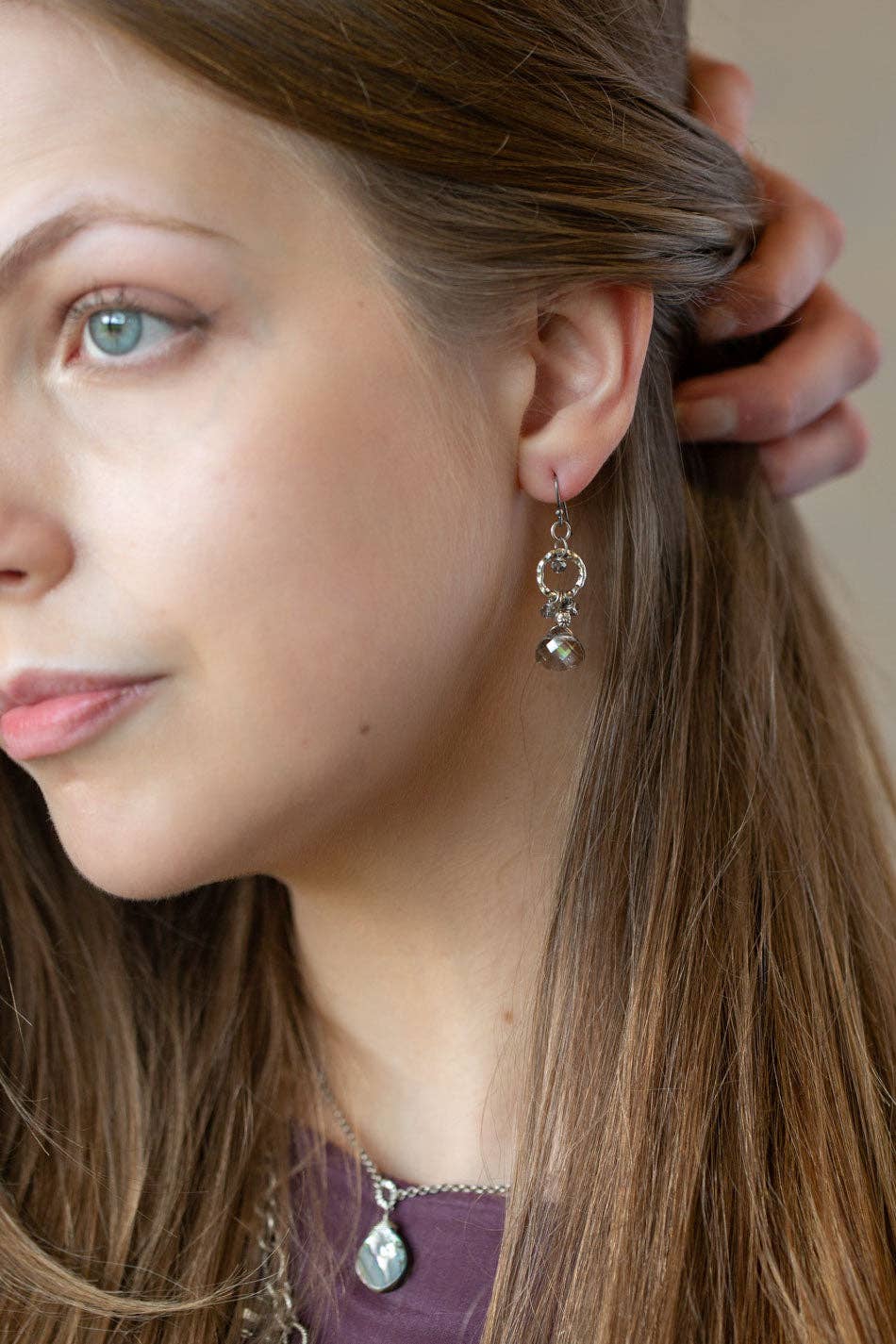 Anne Vaughan Designs Jewelry - Wholesale Hangende/ronde oorbellen - Windsor Castle gehamerde hoepel bengelen kristallen oorbellen1