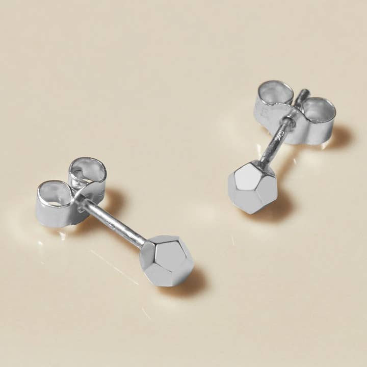 Boucles d'oreilles à tige en forme de dodécaèdre, argent pour la vente par Myia Bonner