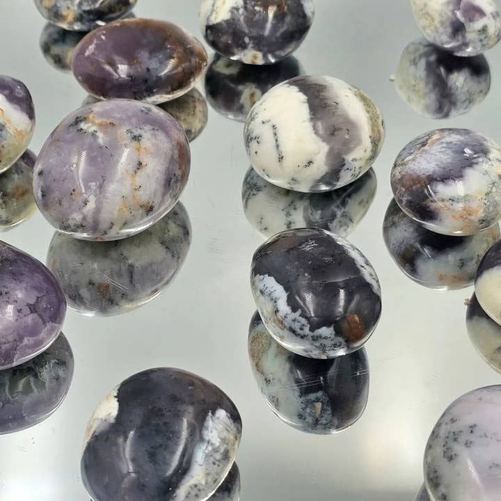 Pietre del Palmo di Merlinite Viola Porpora Lotto da 500g per la vendita all'ingrosso da parte di Distinction Crystals