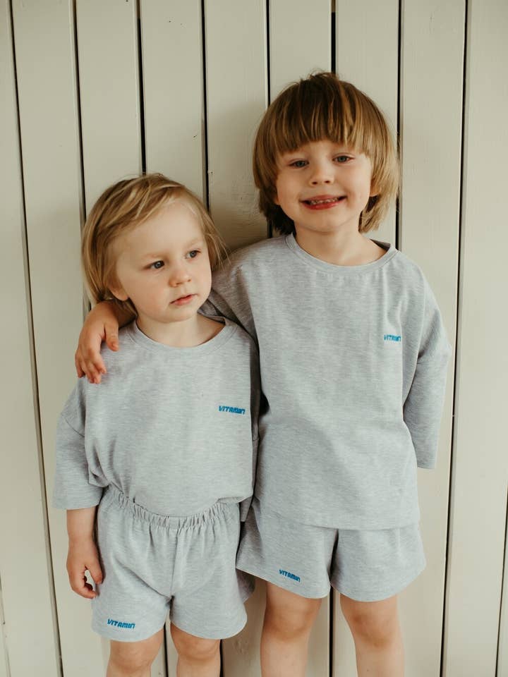 Grå T-shirt og shorts sæt for engroshandel hos millawkids