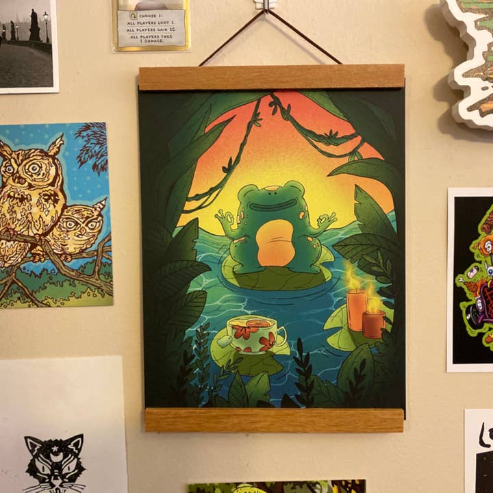 Tara Sullivan - Vendita all'ingrosso Stampa artistica - Stampa artistica animale | Simpatica decorazione da parete | Stampa rana in meditazione | Arte della rana | Decorazioni per la casa | Arte della natura | Simpatica stampa artistica | Arte botanica