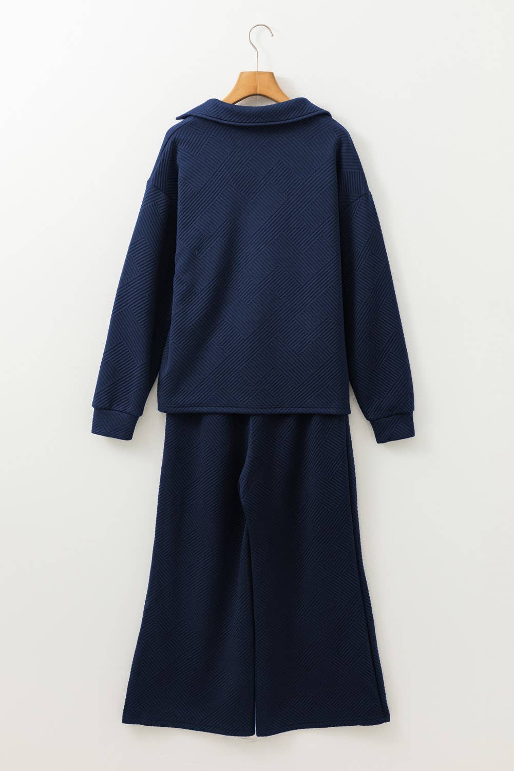 Lovesoft – Großhandel Loungewear-Set – Damen – Set aus festem, strukturiertem Top mit V-Ausschnitt und Hose mit weitem Beinausschnitt18