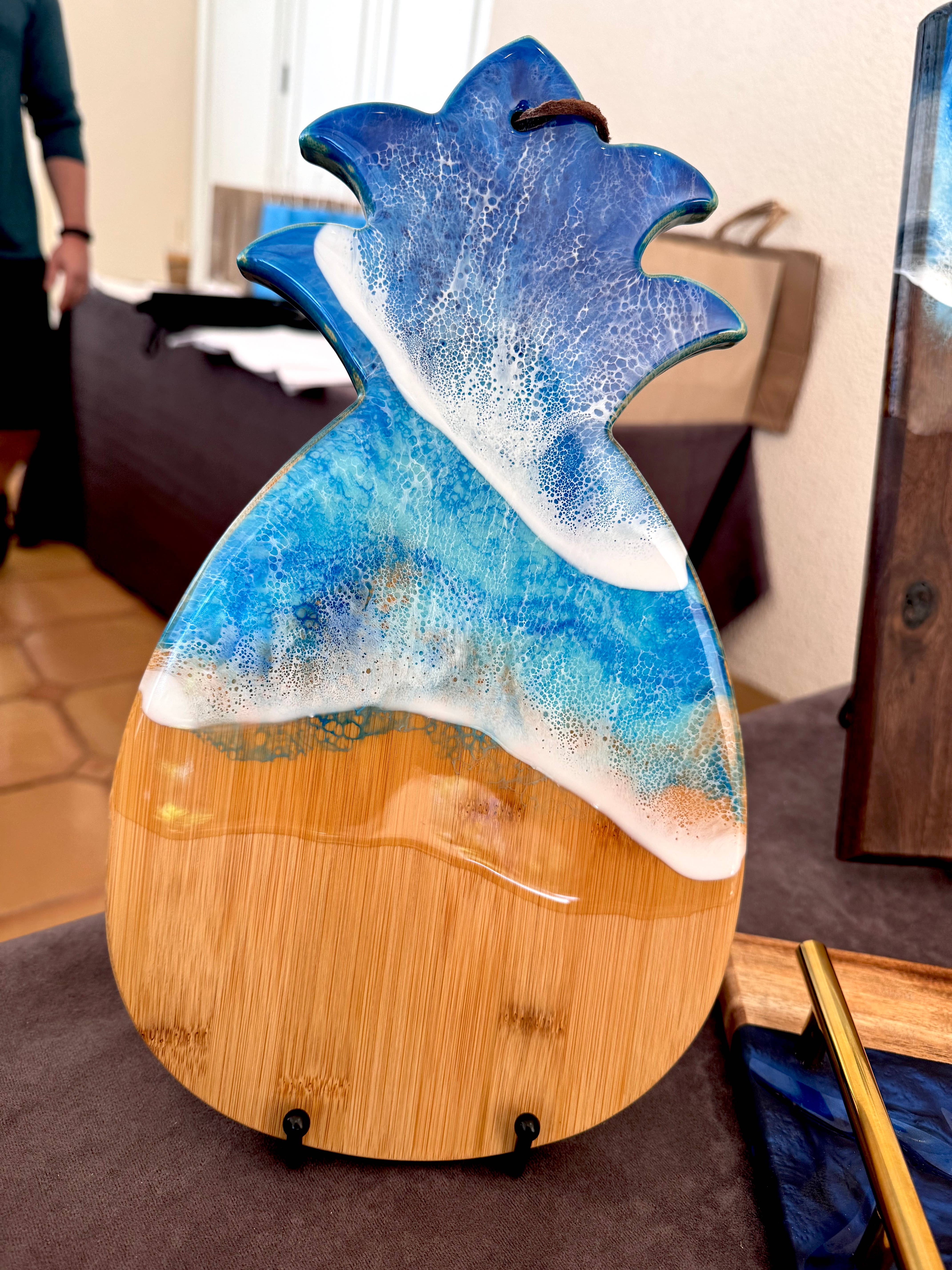 TBM Creations LLC - Vendita all'ingrosso Taglieri per formaggio - Tagliere in resina a forma di ananas realizzato a Maui | Tagliere per formaggi5