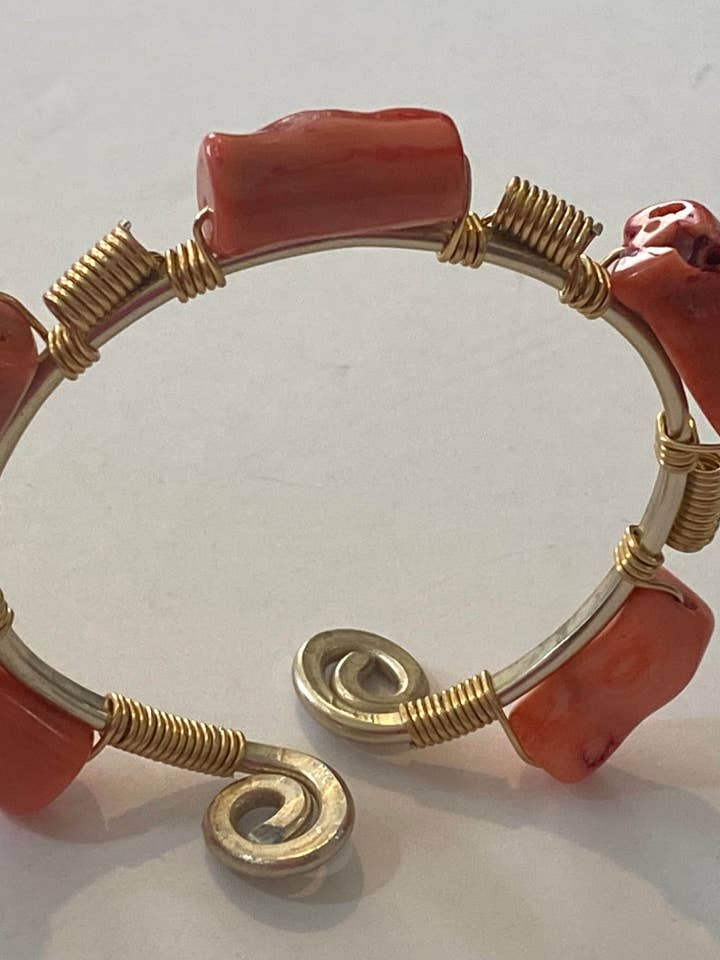 Set di tre pezzi ovale avvolto in filo metallico/corallo di bambù per la vendita all'ingrosso da parte di Angela Catirina Jones