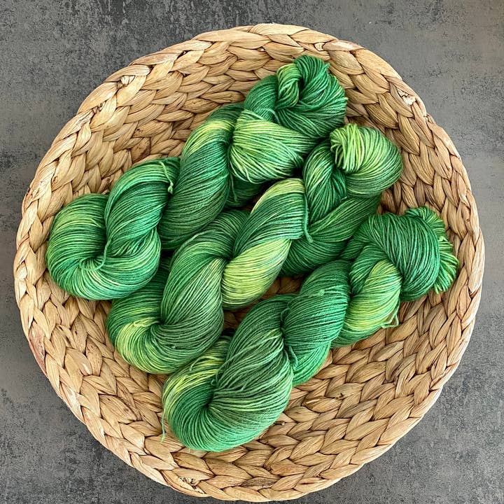 Laine teinte à la main FAUNA en écheveau pour la vente par Die Wollwichtel