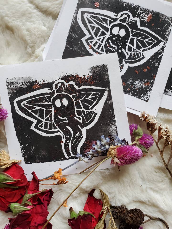 Impressions sur linogravure Mothman pour la vente par Lapis Lily Market