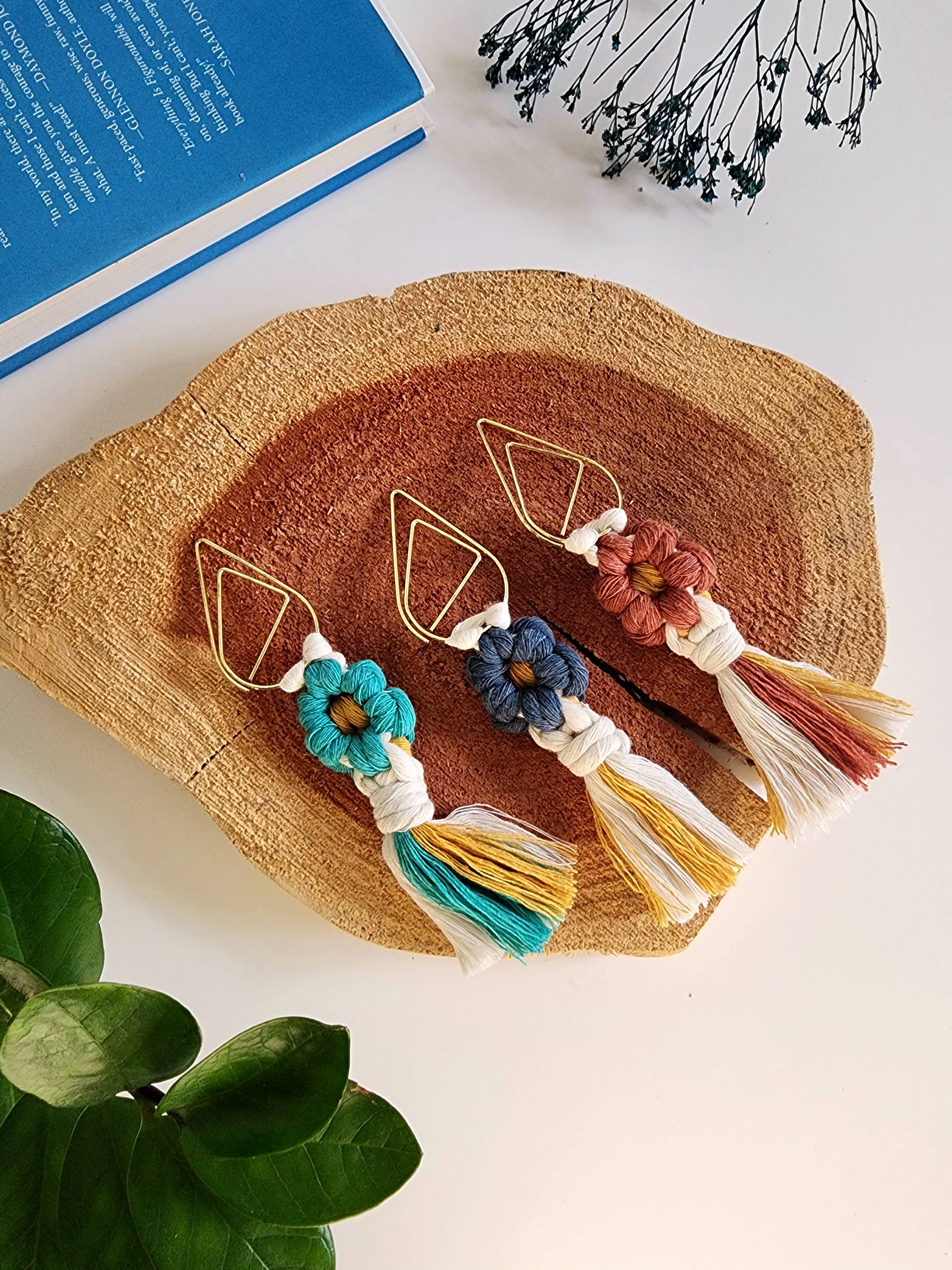 Handmade By Uruba – Großhandel Lesezeichen – Handgefertigtes Macrame-Lesezeichen mit Margeriten-Blumenmotiv7