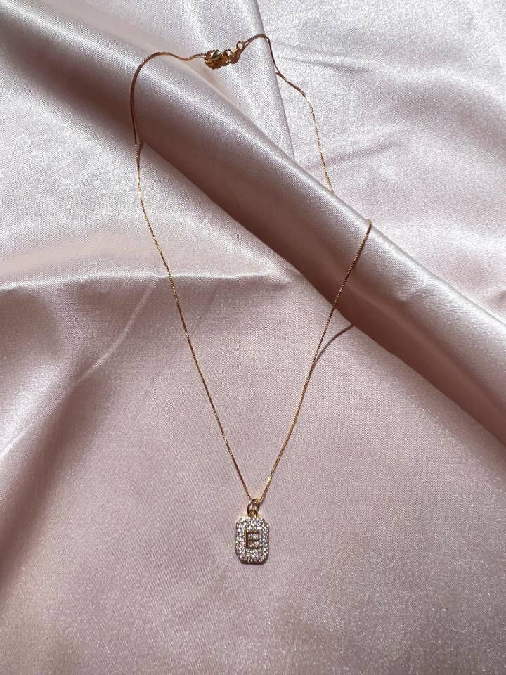 Collier initial (Pavé Cube) pour la vente par Starlite By J