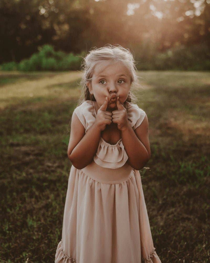 Bailey's Blossoms - Wholesale Mommy & Me-sets - Mommy and Me Nellie maxi-jurk met ruches - Champagne17