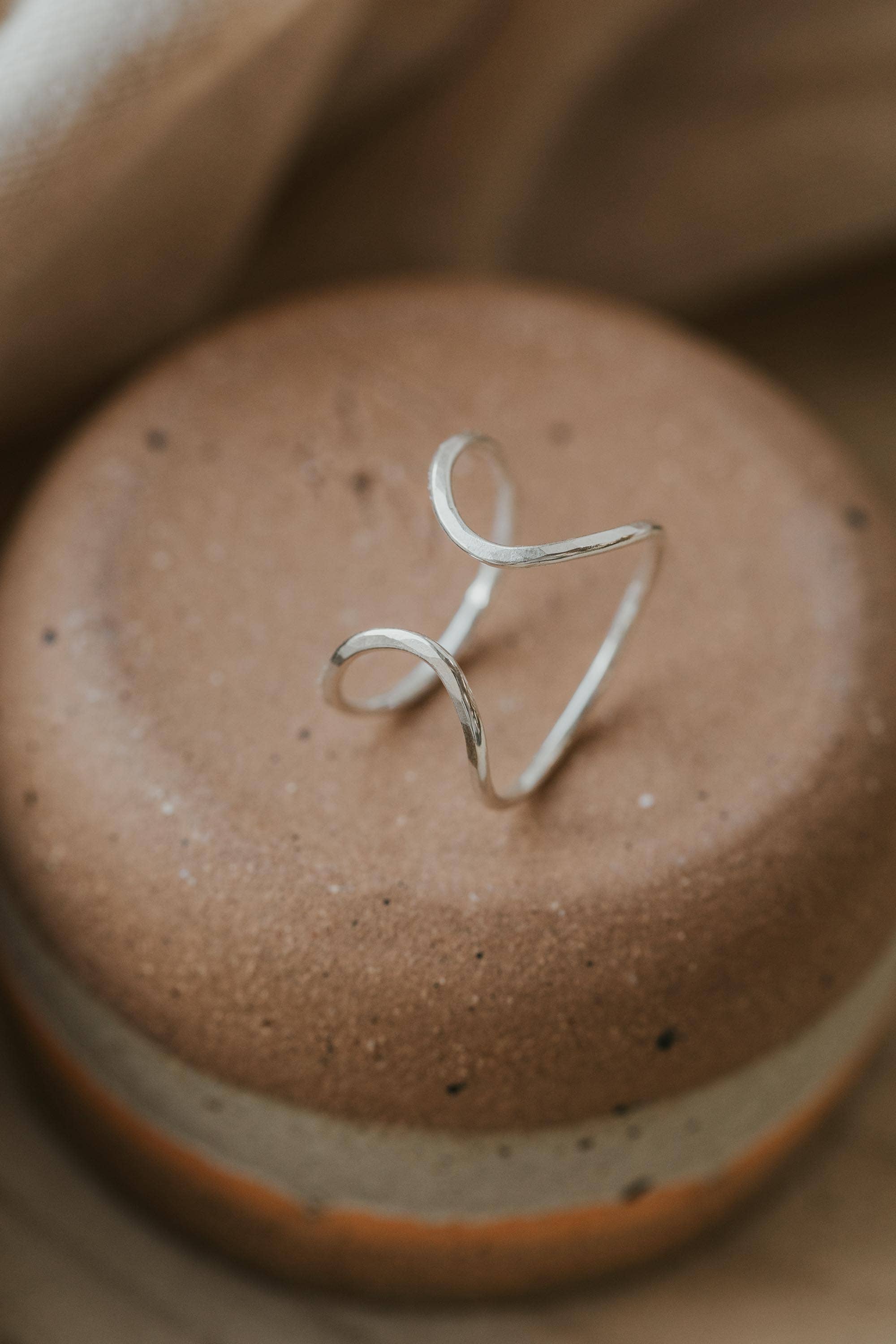 Hello Adorn - Vente Anneau/bague à empiler - Bague Revolve | Remplissage en or 14 carats + argent sterling7