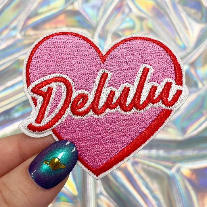 Patch Delulu en forme de cœur, support thermocollant pour la vente par The Crafty Engineer