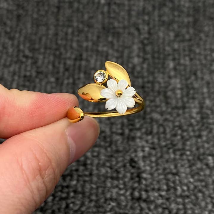 Mio Queena - Wholesale Cocktail/Statement Ring - Shell Flower 18K Gold Plated SS Adjustable Ring - FGS1
