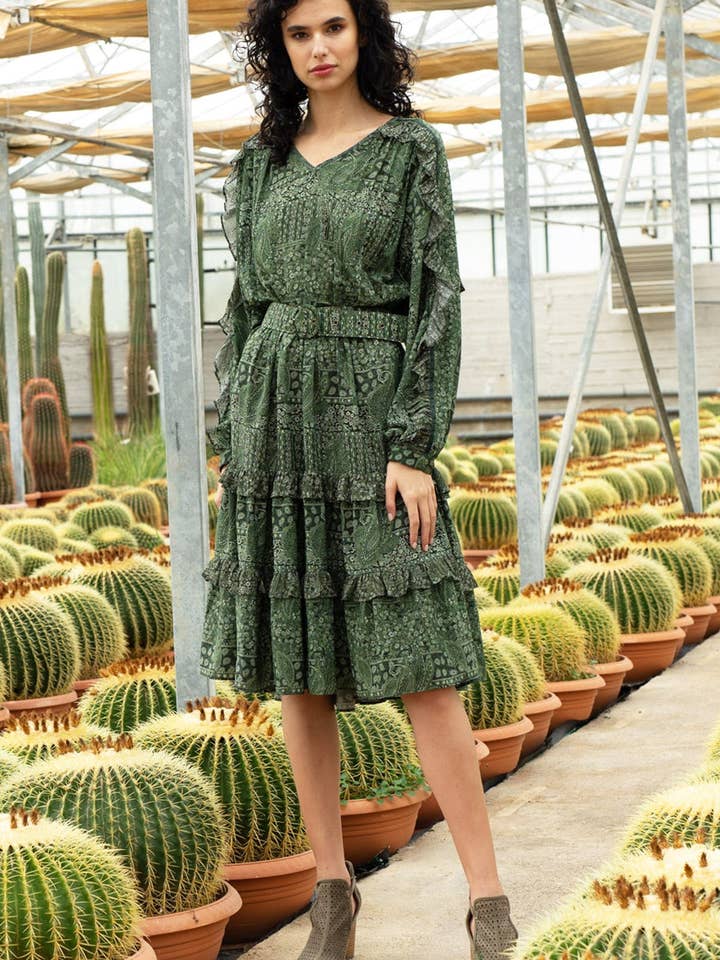 Robe verte à volants en crêpe et mousseline de soie imprimée cachemire pour la vente par Pinnacle By Shruti Sancheti