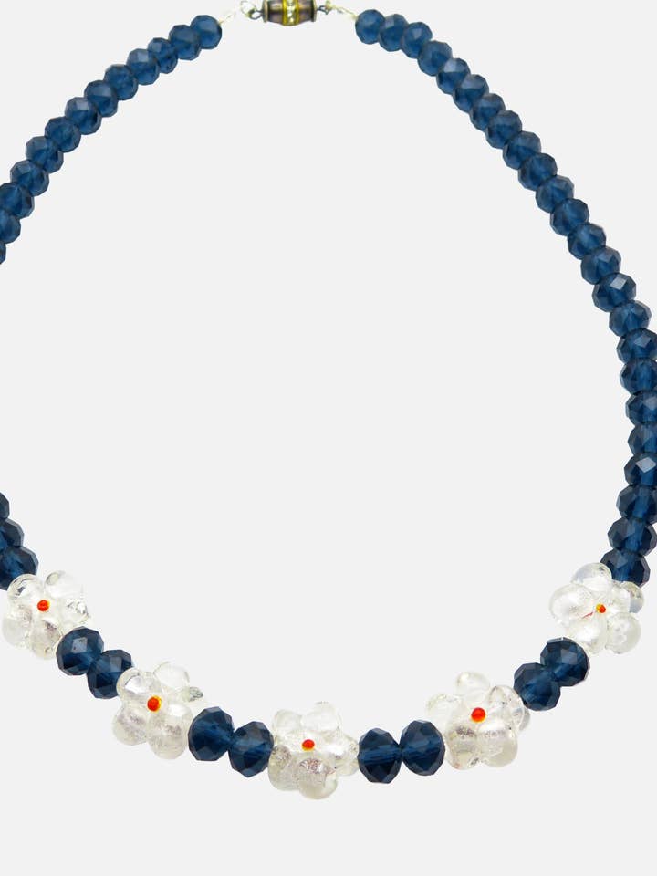 5 Witte Bloemen & Donkerblauwe Kralen voor wholesale door Le Club Olive