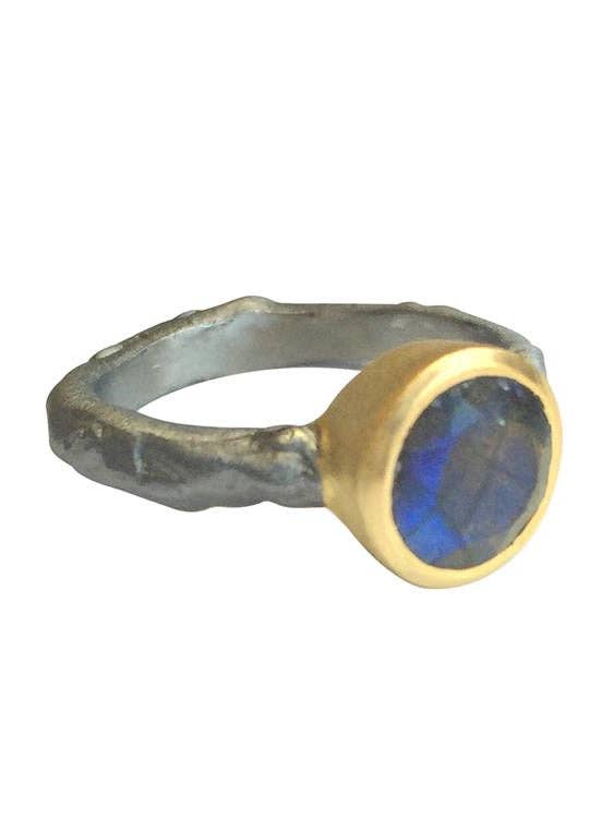 Bague en pierre de créateur à bande martelée pour la vente par Treisi