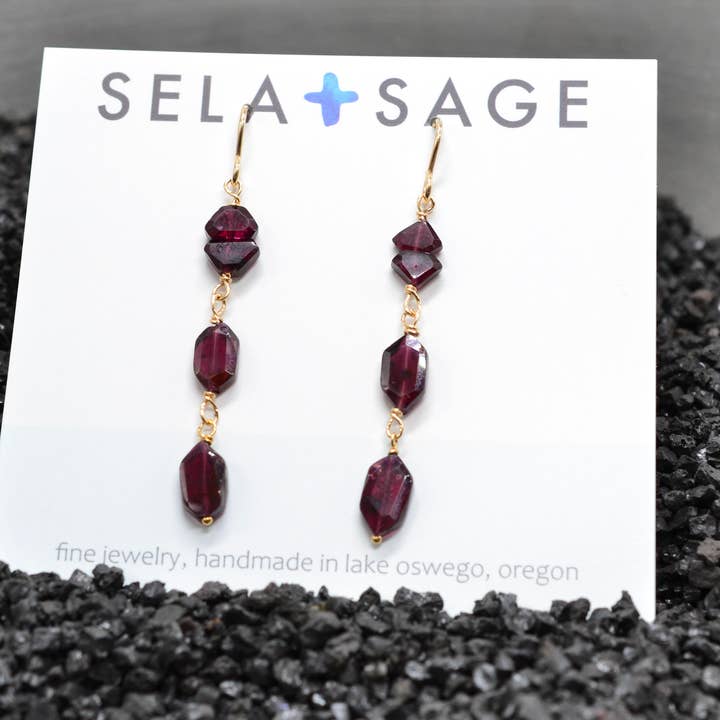 Håndskårne granat, mørkerøde rubin lange hængende øreringe for engroshandel hos Sela+Sage