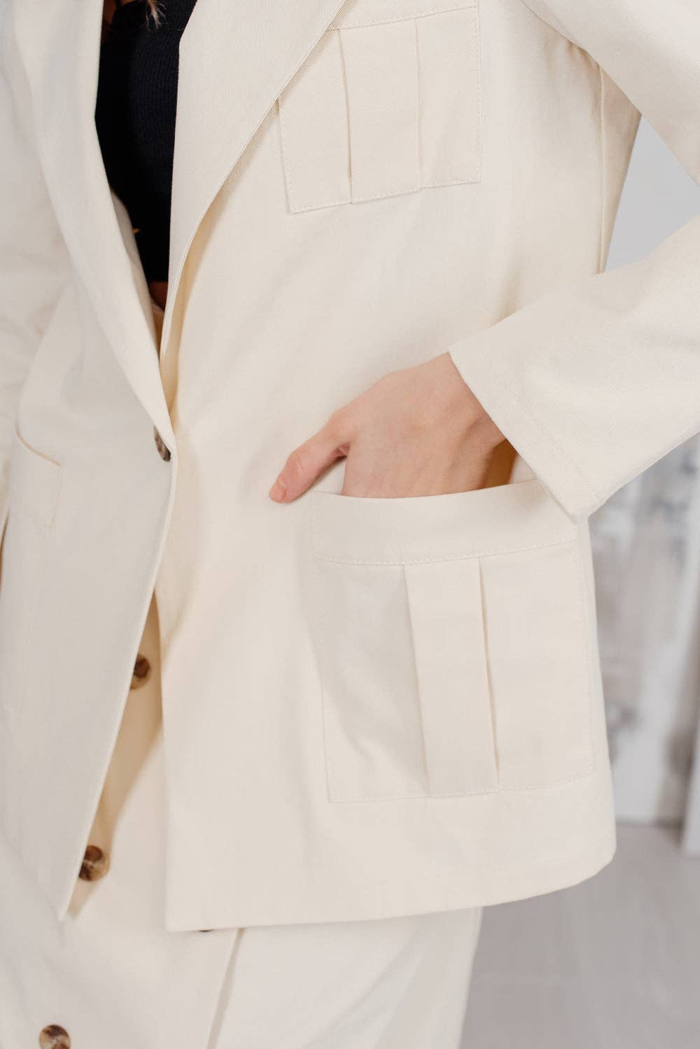 Azuri Fashion Group – wholesale Jeansjackor – Dam – Krämfärgad jeansjacka med stora fickor2