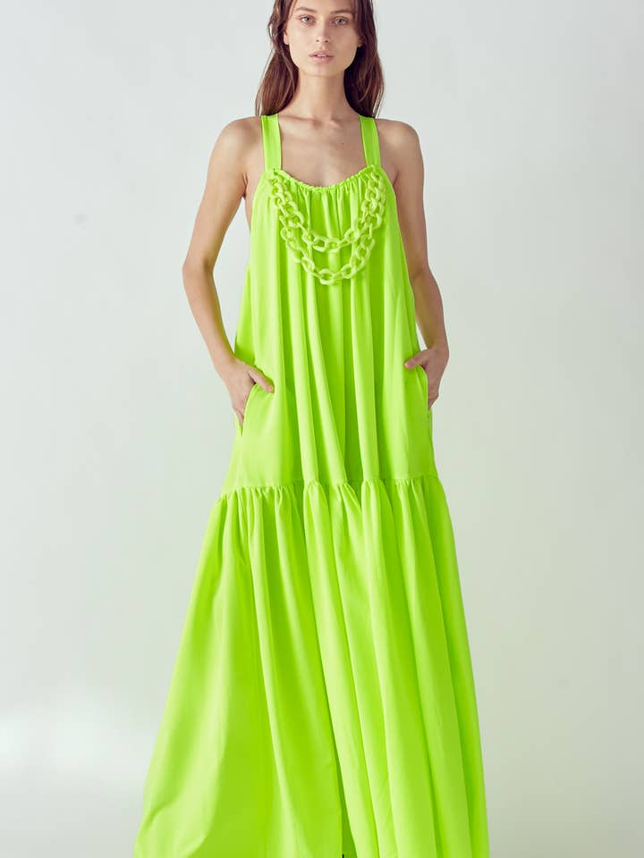 MAXI-SONNENKLEID MIT TASCHEN UND PLASTIKKETTE für den Großhandel von QMP Moda