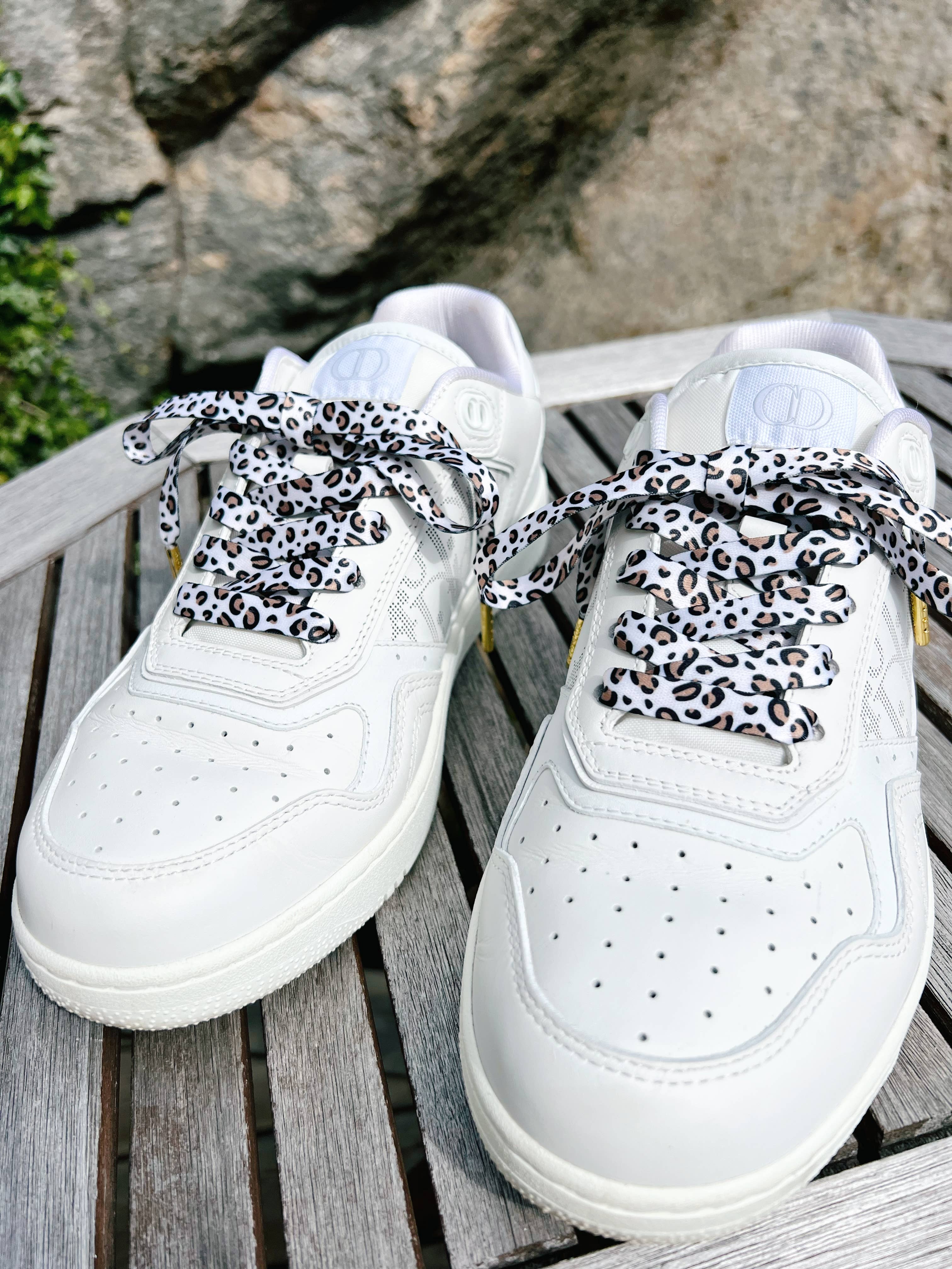 The Shoelace Brand – wholesale Skosnören - Unisex – Classic Leopard – Tidlösa skosnören med leopardmönster och guldtips3