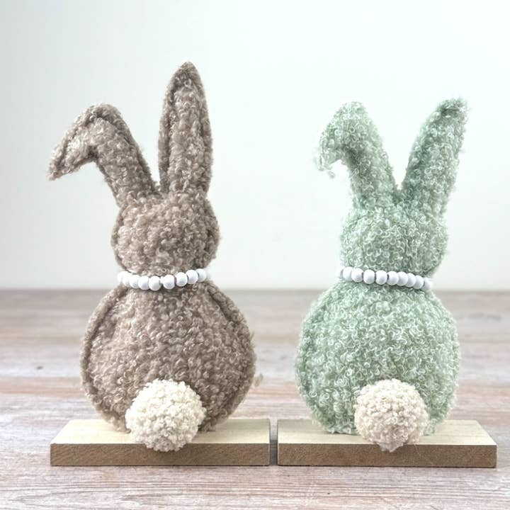 Gainsborough Giftware x Portland Living – Objeto de mesa decorativo por atacado – Coelho Verde e Castanho Sherpa 2 Sortidos em Base de Madeira, 17cm0