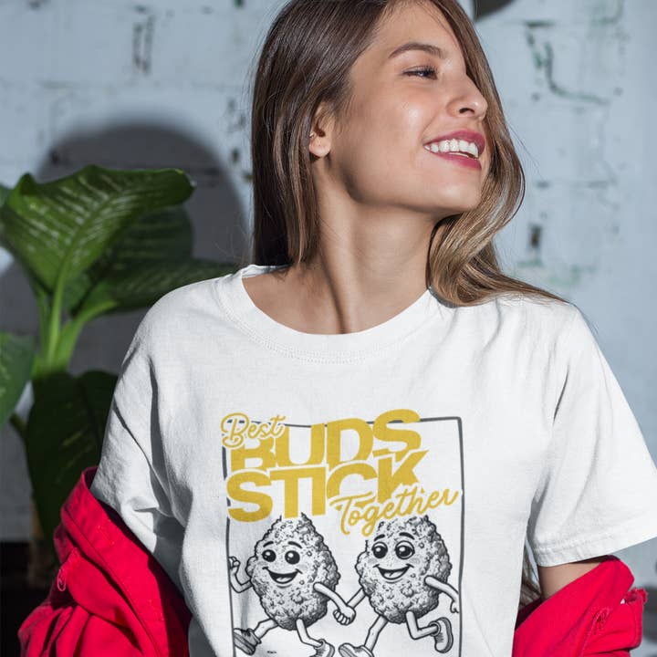 Bedste Buds Stick Together Tee | Cannabis Friends T-shirt | Weed Graphic Tee for engroshandel hos Chronically Creative & Co.