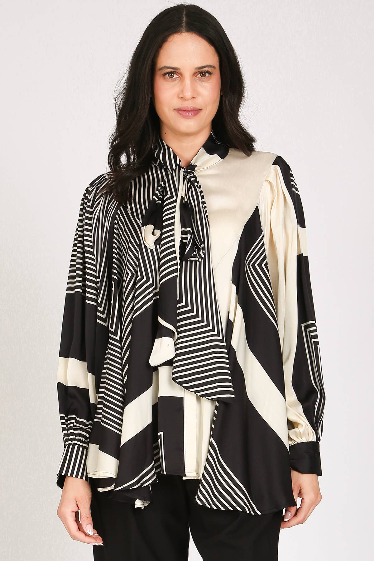 Preto Blusa de Cetim com Laço de Contraste Geométrico KC2357 para venda a revendedores na Faire3