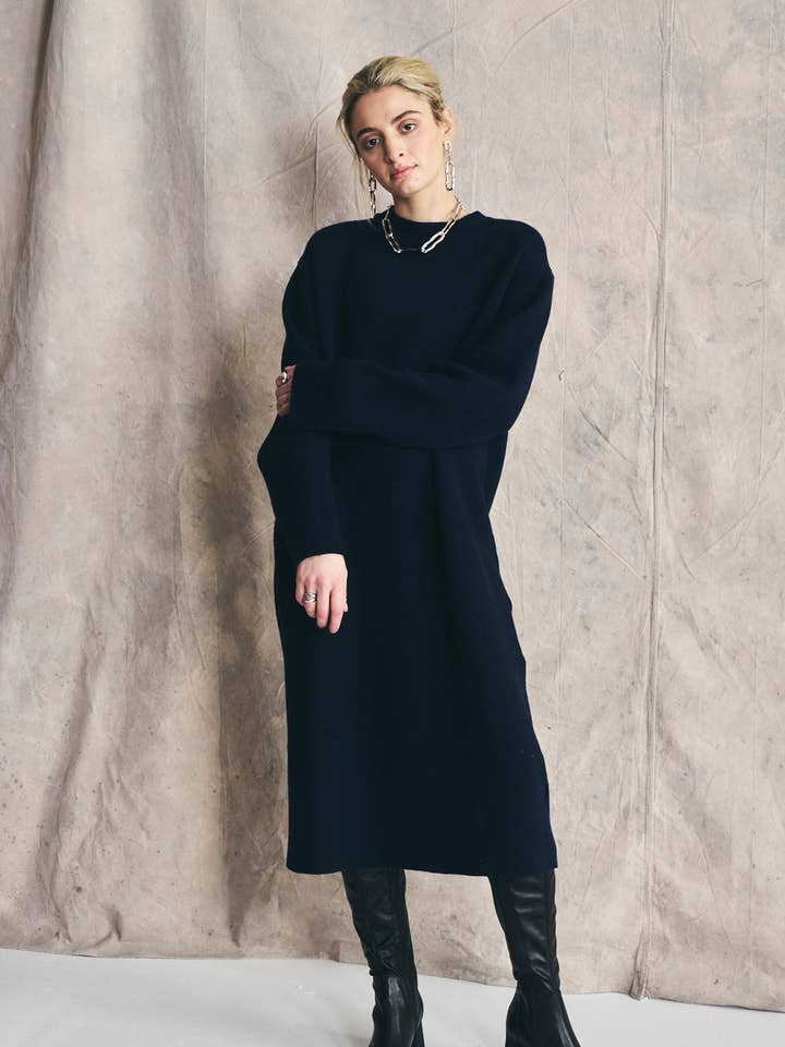 Trui Jurk - Marineblauw Italiaanse Wol voor wholesale door Devlyn van Loon