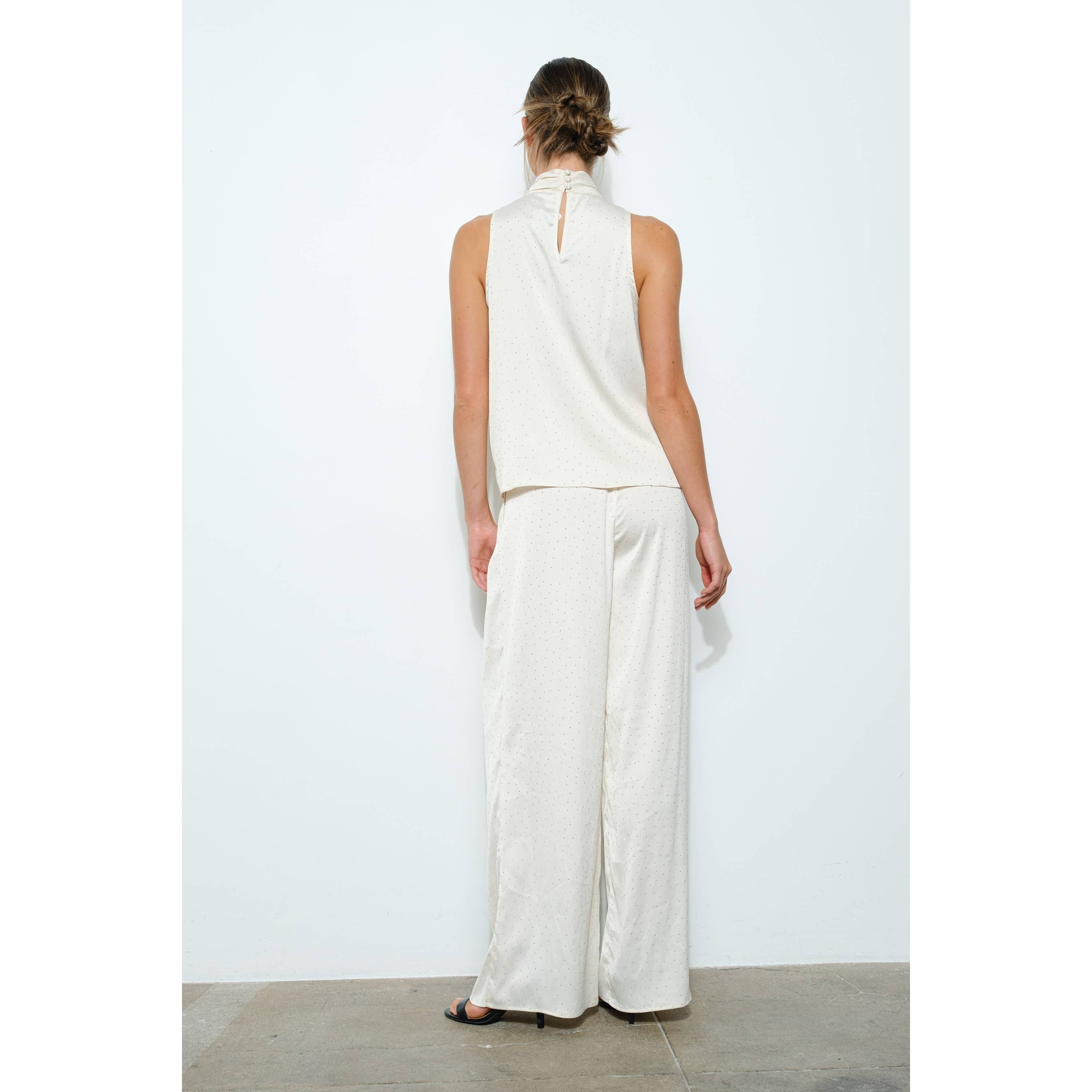 INA – Engroshandel Bluse - Dame – Rhinestone udsmykket top med flæsedetaljer foran13