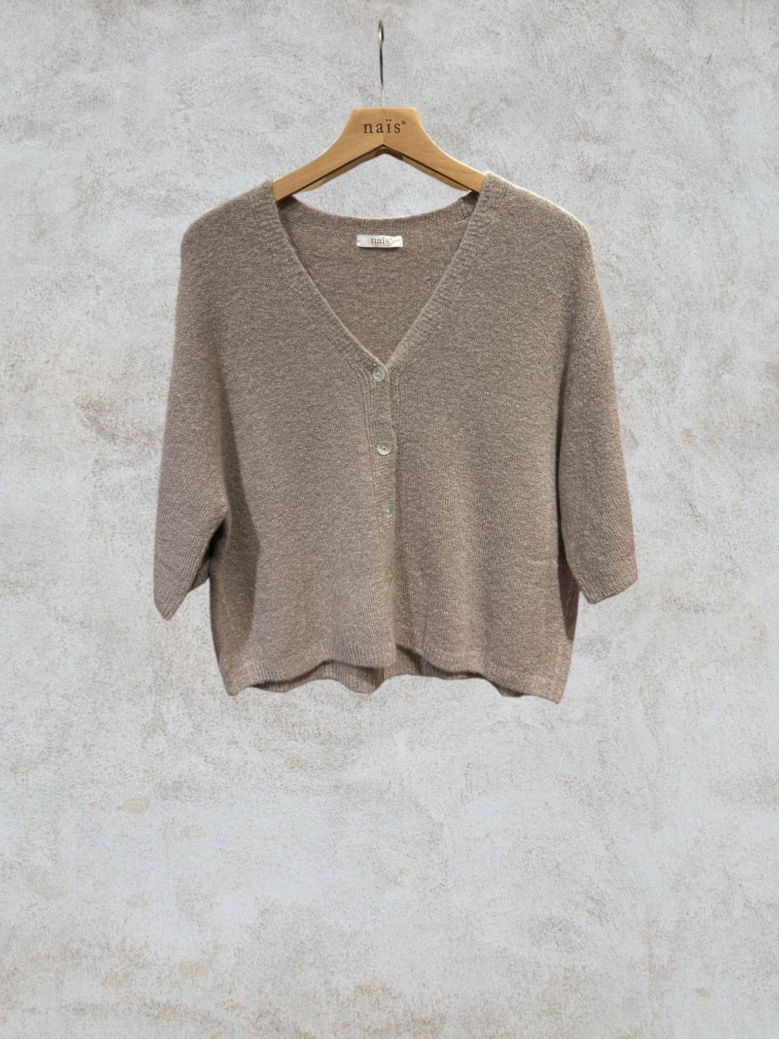 NAÏS PARIS - Wholesale Cardigan - Dames - V-hals cardigan met knopen en 3/4 mouwen van alpaca en wol18