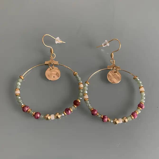 Brincos boémios com pérolas rosa, verdes, madrepérola e ouro por atacado de Clovers