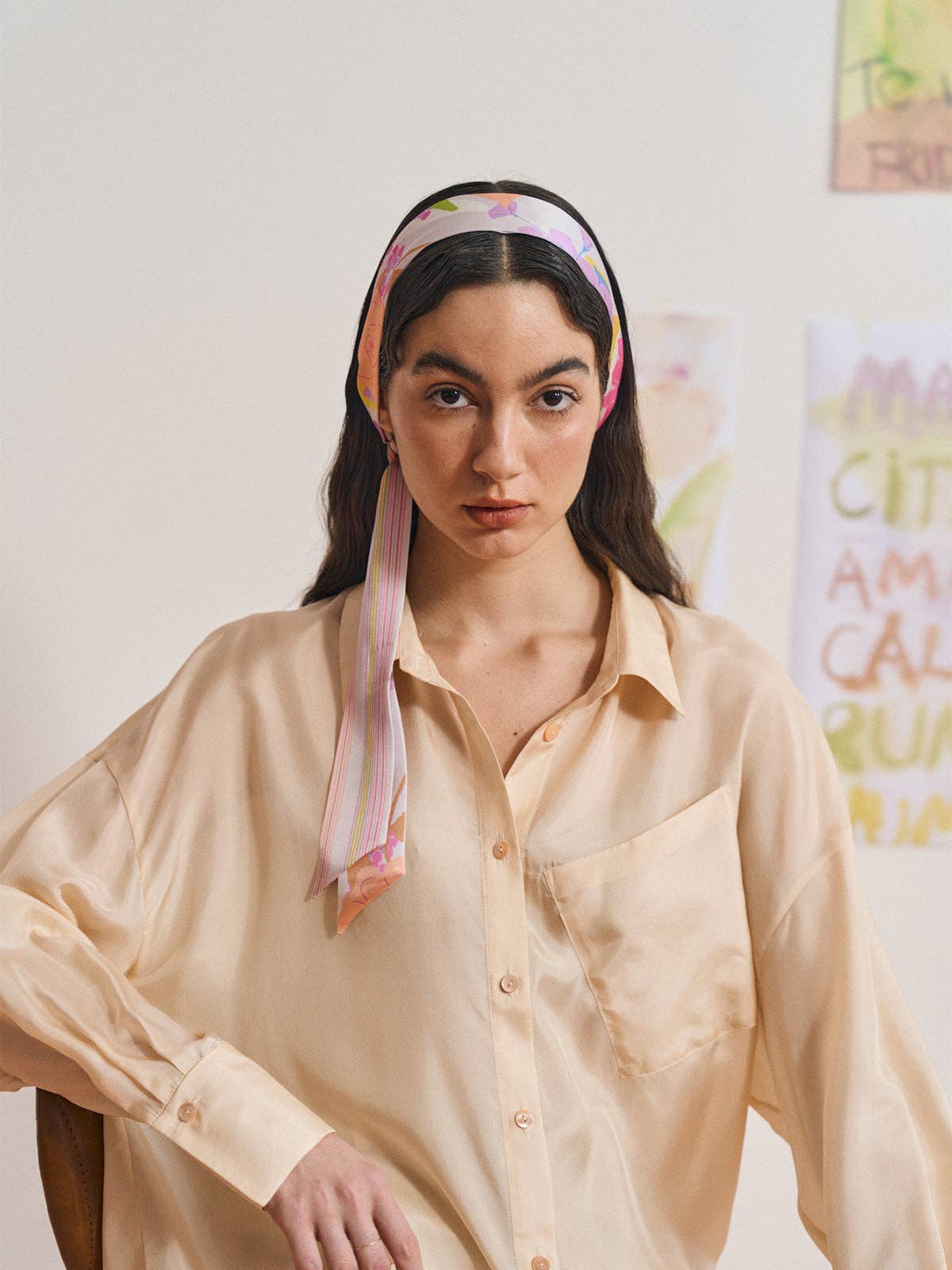 Rosa Schmaler Seidenschal „Frida's Garden“ mit Muster von FRIDA X LOST, Rosa für den Großhandel auf Faire1