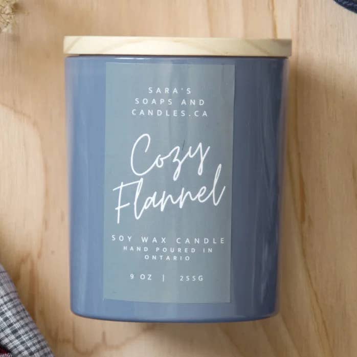 Sara's soaps and candles – wholesale Burkljus – Mysigt flanellljus med trälock (kopia)0