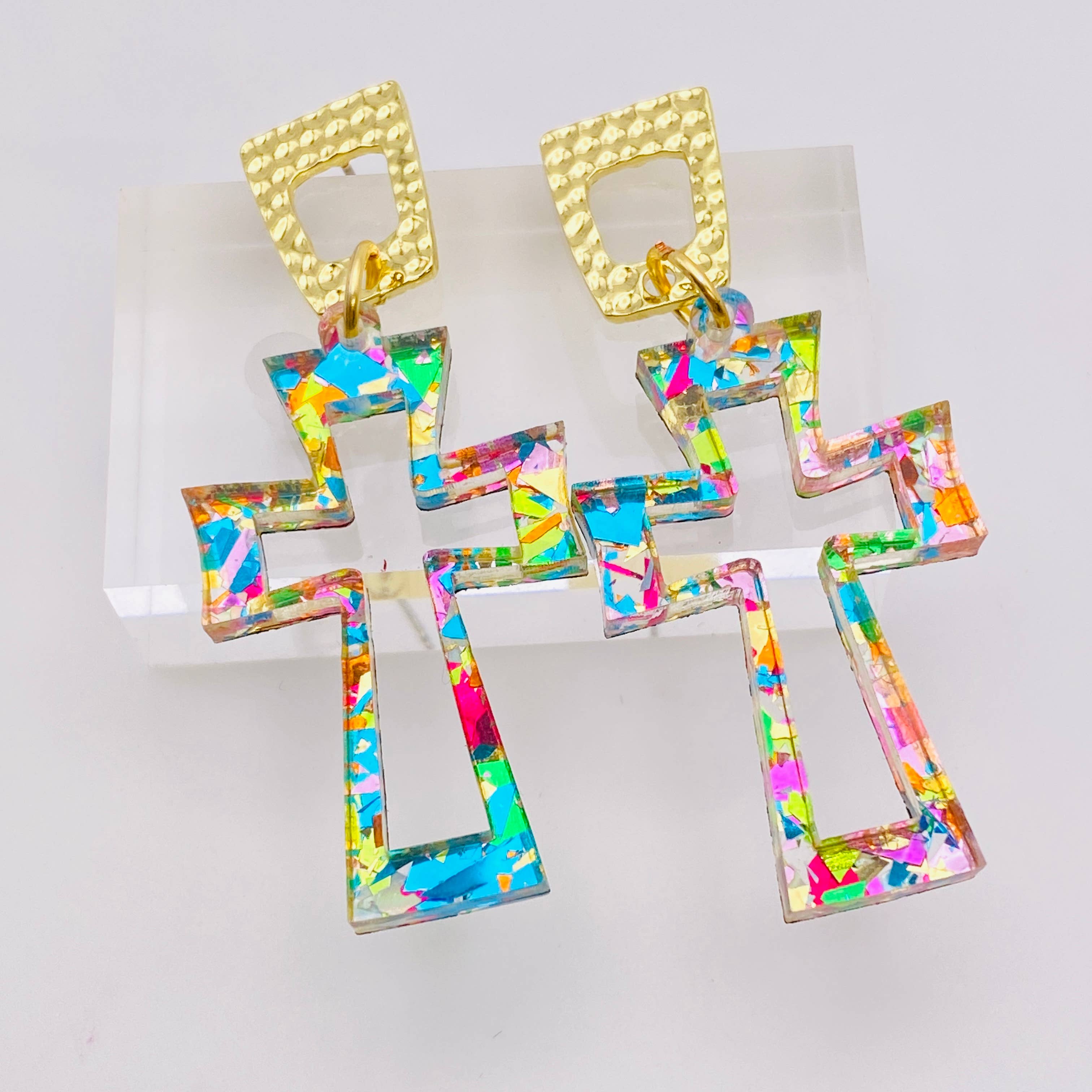 Sandy Lou Designs – wholesale Hängande örhängen – KORS STORA GLITTRIGA KORS AKRYLÖRHÄNGEN1