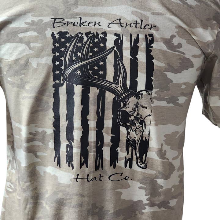 Cappello Broken Antler Co. - Maglietta con bandiera Broken Antler/Teschio di cervo per la vendita all'ingrosso da parte di Broken Antler Hat Co.