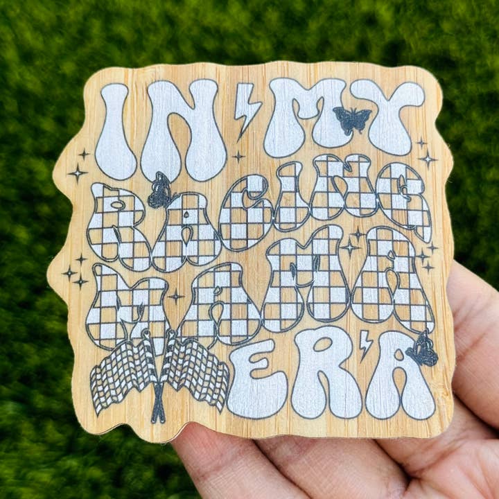 Adesivo in legno di bambù «IN MY RACING MOM ERA» - Mom Eras per la vendita all'ingrosso da parte di AFK Design Co