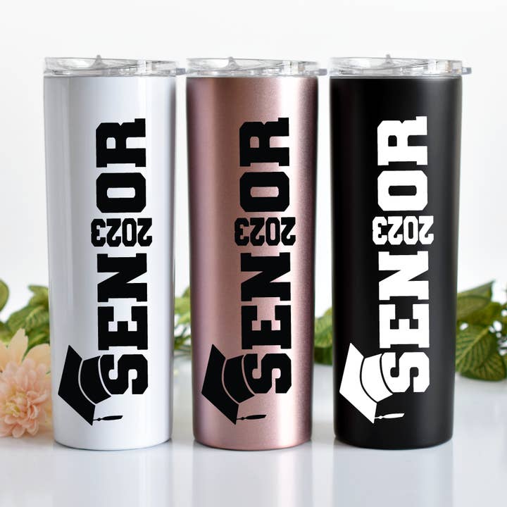 Gobelet Skinny Senior 2023 pour la vente par Simply Nat's Creations