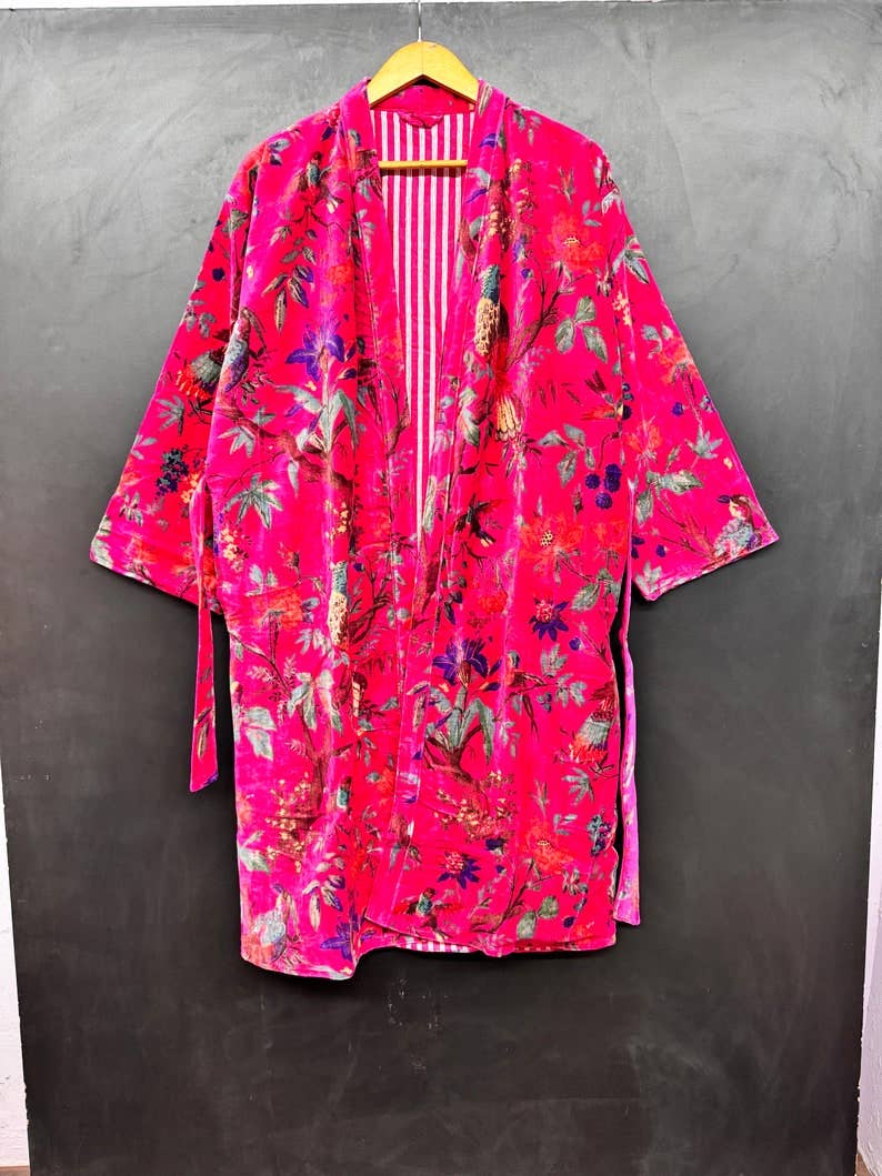 GYPSY STUDIO – Engroshandel Morgenkåbe - Dame – Pink kimono-kåbe i fløjl med fugleprint, Morning Tea-fløjlfrakke2