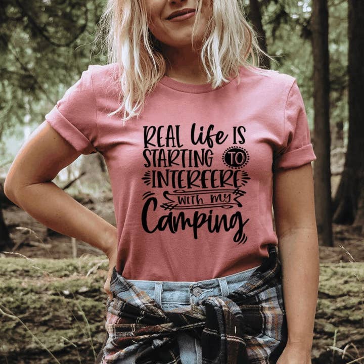 La vraie vie commence à interférer avec mon camping- T-shirt pour la vente par Quality Time Designs Co